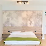 Cornelia Seaview Spa&pool In Infinity Apartment Mamaia
